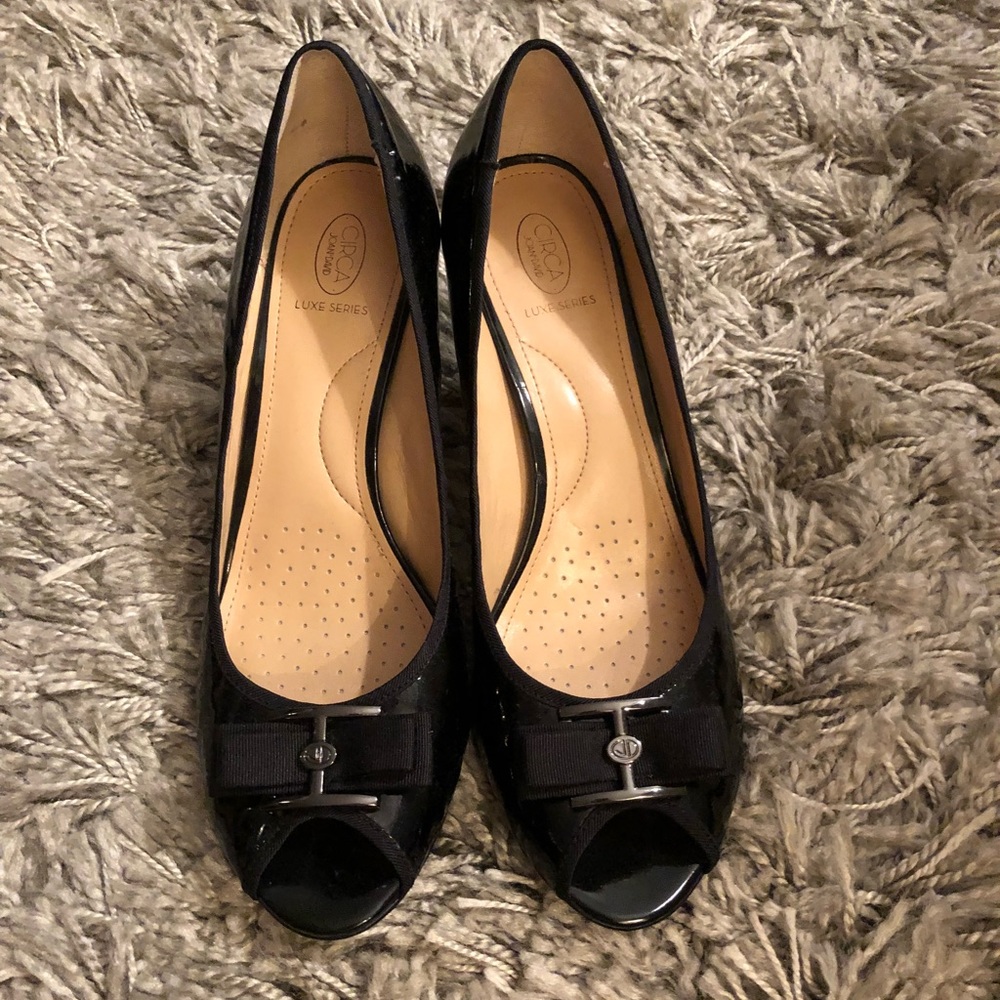 SOLD - Peep toe heels 👠